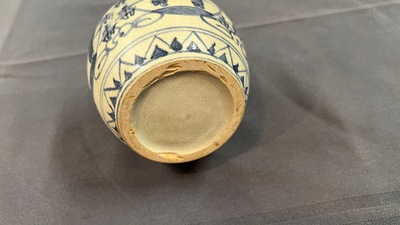 Twee Vietnamese met zilver en koper ingelegde paktong stukken en een blauw-witte kalebasvaas, 16e en 19e eeuw