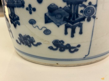 Een Chinese blauw-witte pot met decor van antiquiteiten, Kangxi
