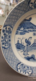 Plat en porcelaine de Chine en bleu et blanc &agrave; d&eacute;cor d'une sc&egrave;ne du 'Xi Xiang Ji', marque de Jiajing, Kangxi