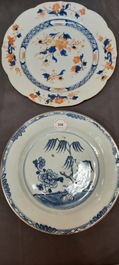 Un grand plat et 26 assiettes en porcelaine de Chine en bleu et blanc, Kangxi/Qianlong
