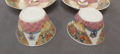 Een paar Chinese famille rose koppen en schotels met hanen, Yongzheng