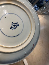 Paire de plats en porcelaine de Chine en rouge de fer et dor&eacute;, Kangxi