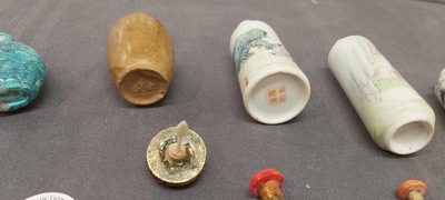 Vier Chinese famille rose snuifflessen en vier diverse snuifflessen, 19/20e eeuw