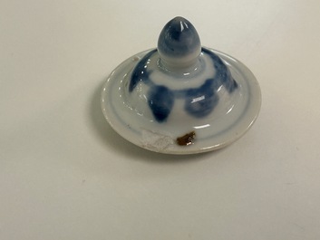 A Chinese blue and white covered vase and a verte-Imari plate, Kangxi