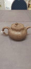 Een Chinese Yixing steengoed theepot met deksel, gesigneerd Li Yong 利永, Yixing zegelmerk, gedateerd 1934