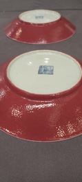 Een paar Chinese monochrome robijnrode borden, Jiaqing merk en periode