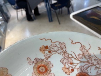 Paire de plats en porcelaine de Chine en rouge de fer et dor&eacute;, Kangxi