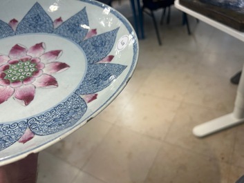 Plat en porcelaine de Chine famille rose &agrave; d&eacute;cor d'un lotus pour le march&eacute; Sud-Est asiatique, Yongzheng