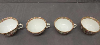 Een Chinees Canton famille rose 41-delig servies met het wapen van Ormiston voor de Schotse markt, 19e eeuw