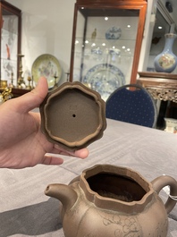 Een Chinese Yixing steengoed theepot met deksel, gesigneerd Li Yong 利永, Yixing zegelmerk, gedateerd 1934