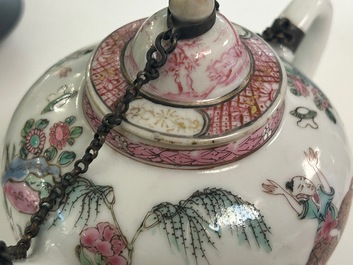 Een Chinese famille rose theepot, vier koppen en drie schotels, Yongzheng