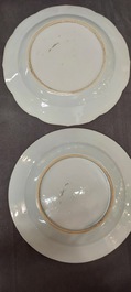 Un grand plat et 26 assiettes en porcelaine de Chine en bleu et blanc, Kangxi/Qianlong