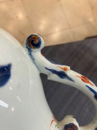 Une grande verseuse en porcelaine de Chine verte-Imari et deux paires de verseuses couvertes sur supports, Kangxi/Qianlong