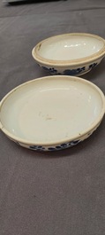Een Chinees blauw-wit dekseldoosje met decor van antiquiteiten, Kangxi