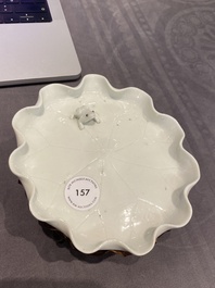 Een Chinese Dehua blanc de Chine penselenwasser met een kikker op lotusblad op houten sokkel, Kangxi/Yongzheng