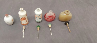 Cinq tabati&egrave;res en porcelaine, agate et verre, Chine, 19/20&egrave;me