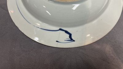 Une paire de plats et six assiettes en porcelaine de Chine en bleu et blanc, Kangxi/Qianlong