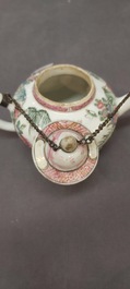 Een Chinese famille rose theepot, vier koppen en drie schotels, Yongzheng