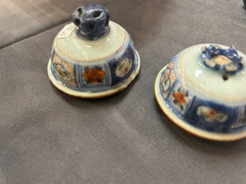 Une grande verseuse en porcelaine de Chine verte-Imari et deux paires de verseuses couvertes sur supports, Kangxi/Qianlong