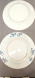 Un grand plat et 26 assiettes en porcelaine de Chine en bleu et blanc, Kangxi/Qianlong