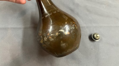 Twee Vietnamese met zilver en koper ingelegde paktong stukken en een blauw-witte kalebasvaas, 16e en 19e eeuw
