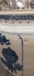 Een Chinese blauw-witte pot met decor van antiquiteiten, Kangxi