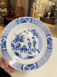 Twee Chinese blauw-witte borden met de Cao zussen, Kangxi merk en periode en Yongzheng