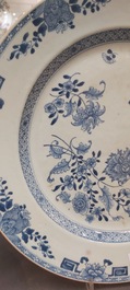 Un grand plat et 26 assiettes en porcelaine de Chine en bleu et blanc, Kangxi/Qianlong