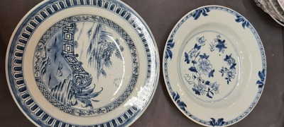 Un grand plat et 26 assiettes en porcelaine de Chine en bleu et blanc, Kangxi/Qianlong