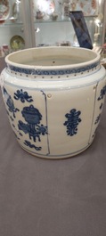 Een Chinese blauw-witte pot met decor van antiquiteiten, Kangxi