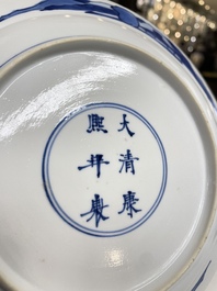 Twee Chinese blauw-witte borden met de Cao zussen, Kangxi merk en periode en Yongzheng