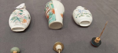 Drie Chinese famille rose en verte snuifflessen, 19e eeuw