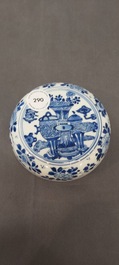 Een Chinees blauw-wit dekseldoosje met decor van antiquiteiten, Kangxi