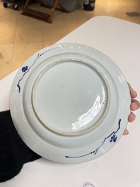 Twee Chinese blauw-witte borden met de Cao zussen, Kangxi merk en periode en Yongzheng