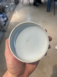 Een Chinees blauw-wit dekseldoosje met decor van antiquiteiten, Kangxi