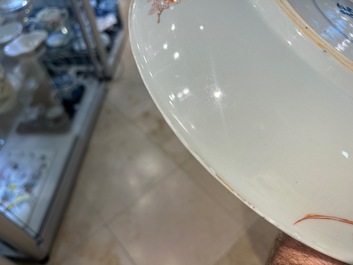 Paire de plats en porcelaine de Chine en rouge de fer et dor&eacute;, Kangxi
