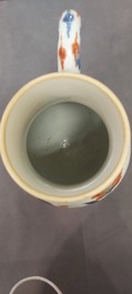 Une grande verseuse en porcelaine de Chine verte-Imari et deux paires de verseuses couvertes sur supports, Kangxi/Qianlong