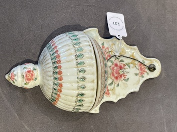 Een zeldzaam Chinees famille rose wijwatervat met deksel, Qianlong