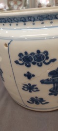 Een Chinese blauw-witte pot met decor van antiquiteiten, Kangxi
