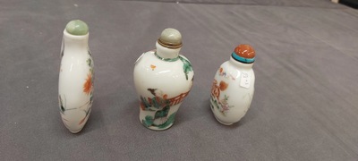 Drie Chinese famille rose en verte snuifflessen, 19e eeuw
