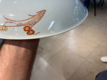 Paire de plats en porcelaine de Chine en rouge de fer et dor&eacute;, Kangxi