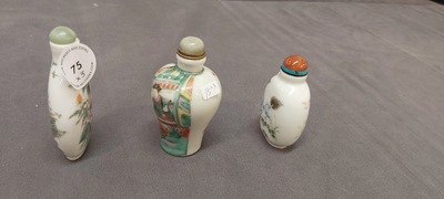 Drie Chinese famille rose en verte snuifflessen, 19e eeuw