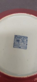 Paire d'assiettes en porcelaine de Chine en rouge de rubis monochrome, marque et &eacute;poque de Jiaqing