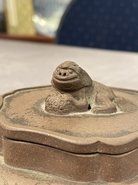Een Chinese Yixing steengoed theepot met deksel, gesigneerd Li Yong 利永, Yixing zegelmerk, gedateerd 1934