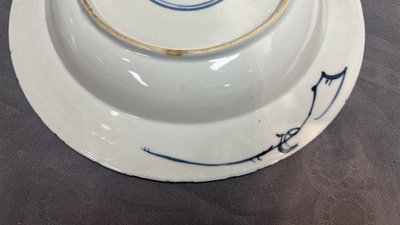 Une paire de plats et six assiettes en porcelaine de Chine en bleu et blanc, Kangxi/Qianlong
