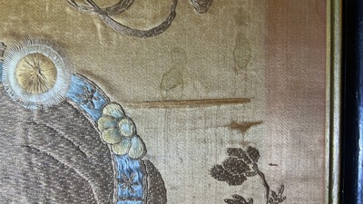 Een Chinese met metaaldraad geborduurde zijden stoelbekleding, Qianlong