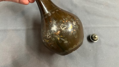 Twee Vietnamese met zilver en koper ingelegde paktong stukken en een blauw-witte kalebasvaas, 16e en 19e eeuw
