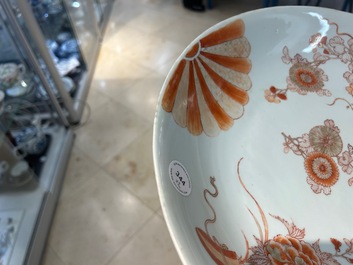 Paire de plats en porcelaine de Chine en rouge de fer et dor&eacute;, Kangxi