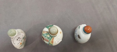 Drie Chinese famille rose en verte snuifflessen, 19e eeuw