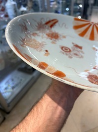 Paire de plats en porcelaine de Chine en rouge de fer et dor&eacute;, Kangxi